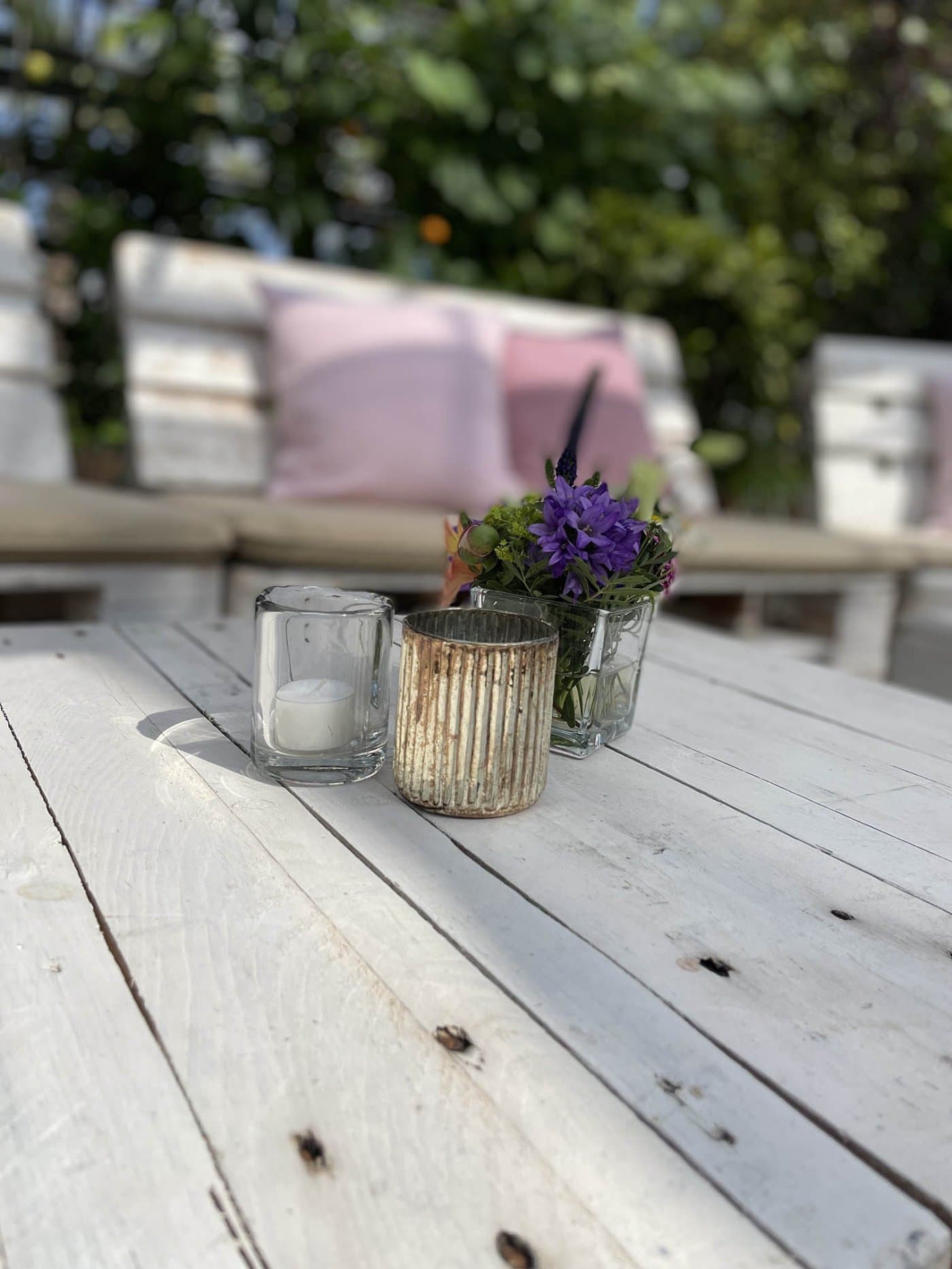 Brauttisch mit Blumenarrangement