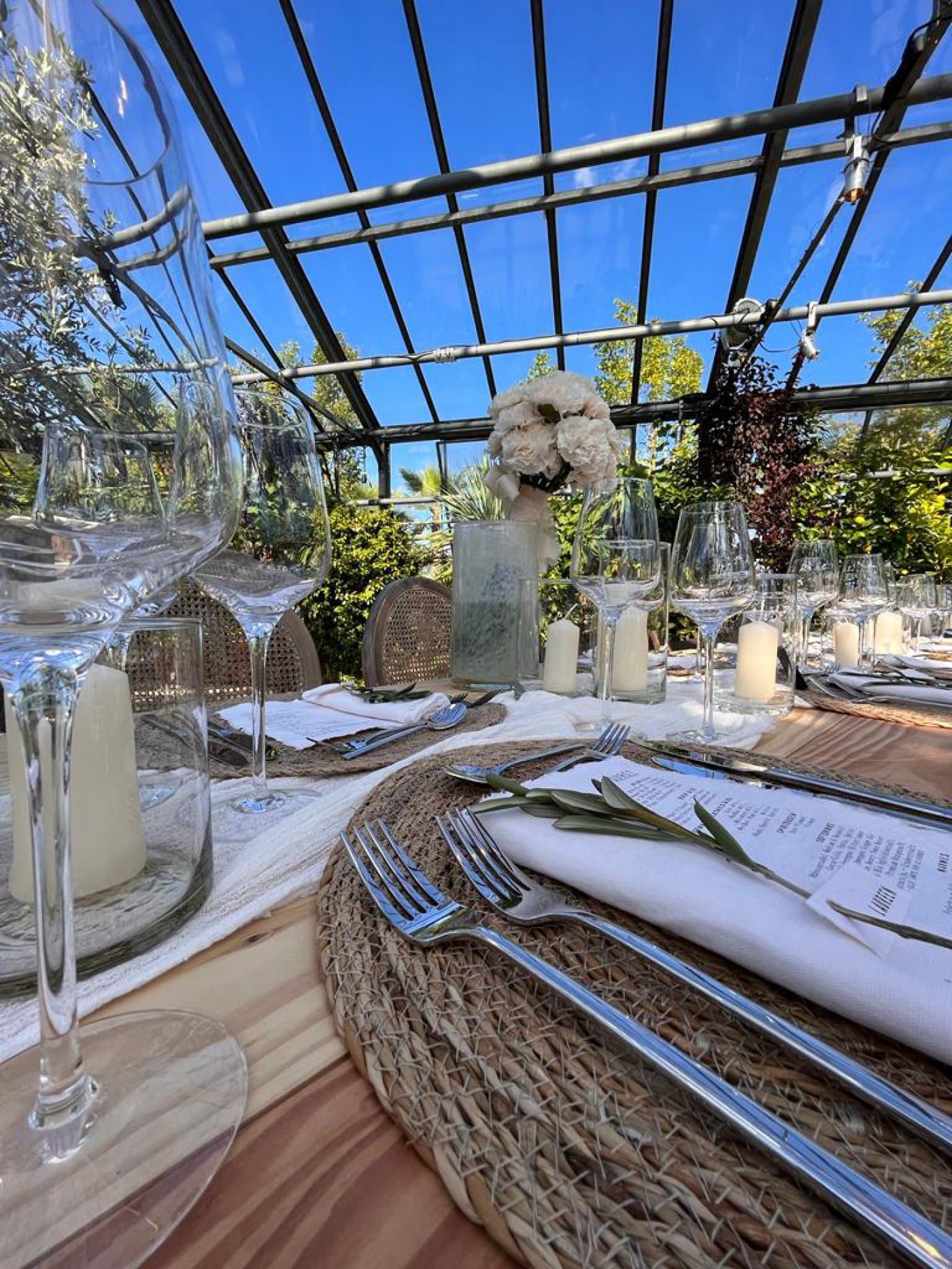 Festlich gedeckter Tisch mit Kerzenlicht